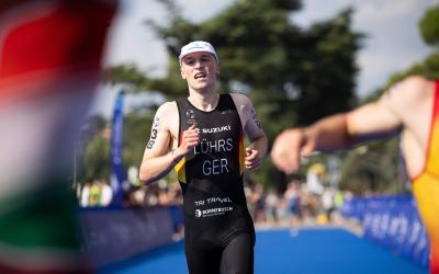 Ein deutscher Triathlet läuft die letzten Meter eines Rennens ins Ziel
