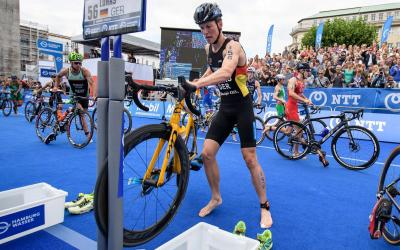 Lasse Lührs (GER) in der Wechselzone beim Eliterennen der Männer während der ITU World Triahtlon Series in Hamburg am 14.07.2018, Foto: Jörg Schüler